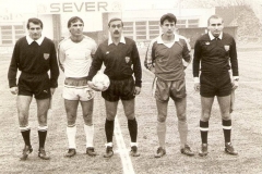 Spartak - Dinamo Vinkovci sredinom 80-tih, kapiteni Živko Slijepčević i Stevo Bogdan, sudije Jozo Mandić (Zenica), Radović (Beograd) i Asim Kulenović (Bosanska Dubica).