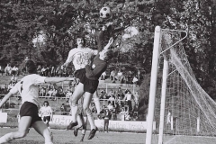 Detalj sa utakmice Spartaka sredinom 70-tih, Danilo Perduv pred golom gostiju, u pozadini Vinko Ilovac