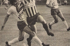 Slobodan Bracanović, bek subotičana, u duelu sa Ilijom Petkovićem OFK Beograd.